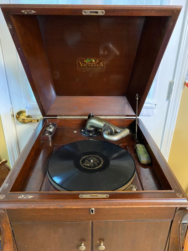 A record player sitting in an old fashioned cabinet.